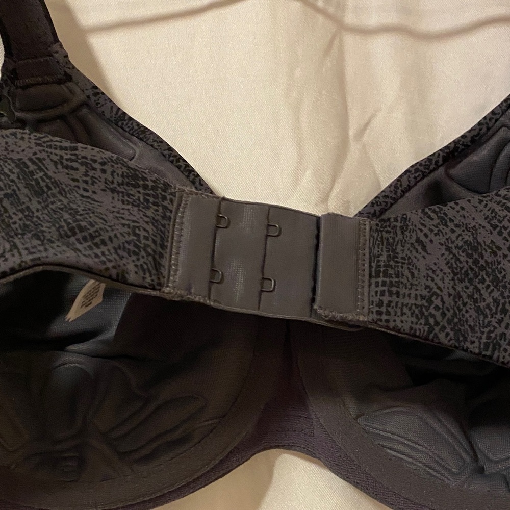 Berlei Textured Black Bra - Picture 6 of 10